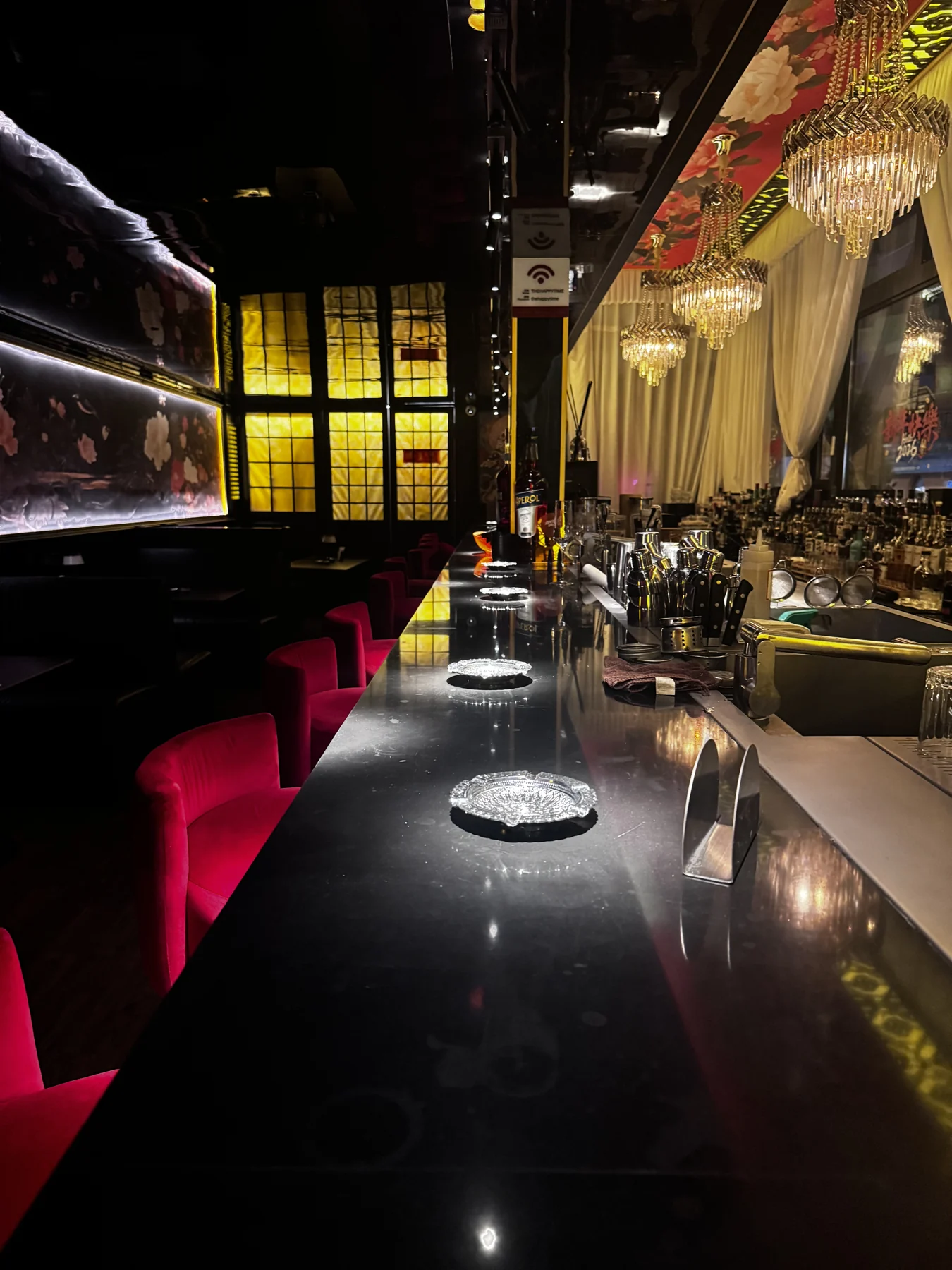 BAR WEST 红色吧椅与黑色长吧台